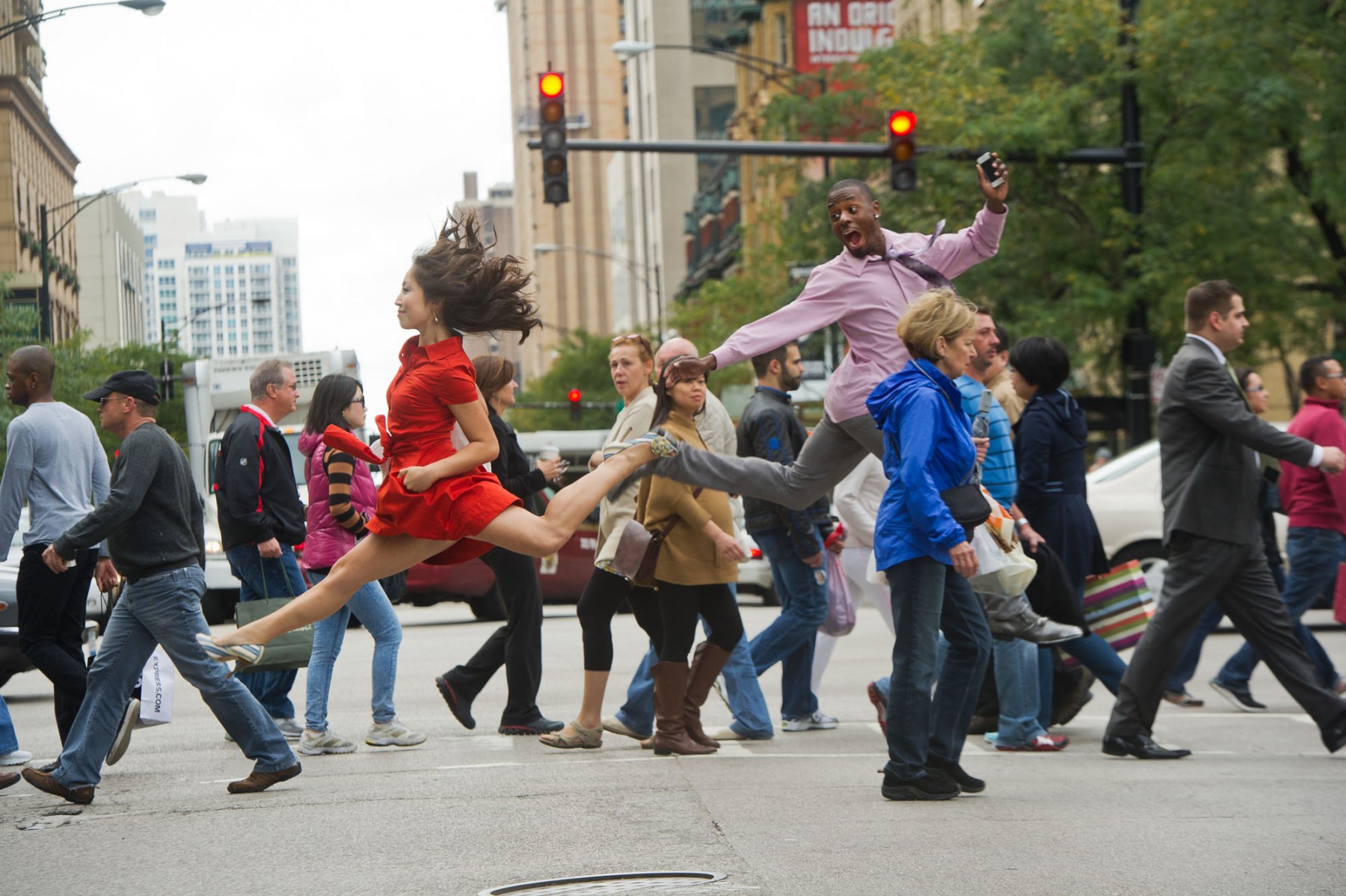 Танцующие люди на улице